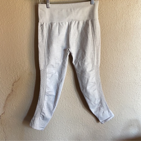 Fabletics NWT Sync High-Waisted Perforated 7/8 - Large Grey - Picture 2 of 5